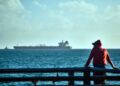 Una persona observa la entrada del buque petrolero ruso Anatoli Kolodkin este martes, en la bahía de Matanzas. Foto: EFE/STR