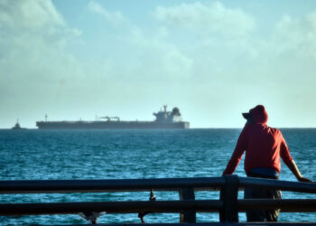 Una persona observa la entrada del buque petrolero ruso Anatoli Kolodkin este martes, en la bahía de Matanzas. Foto: EFE/STR