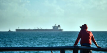 Una persona observa la entrada del buque petrolero ruso Anatoli Kolodkin este martes, en la bahía de Matanzas. Foto: EFE/STR