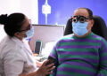 Un paciente recibe tratamiento ocular en el Hospital Oftalmológico en Villa Nueva. Foto:  Alex Cruz/EFE.