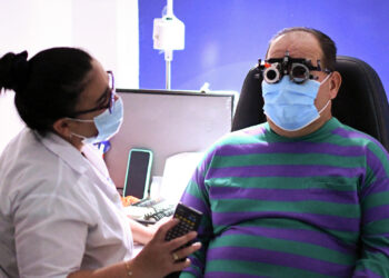 Un paciente recibe tratamiento ocular en el Hospital Oftalmológico en Villa Nueva. Foto:  Alex Cruz/EFE.