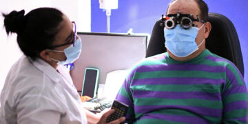 Un paciente recibe tratamiento ocular en el Hospital Oftalmológico en Villa Nueva. Foto:  Alex Cruz/EFE.