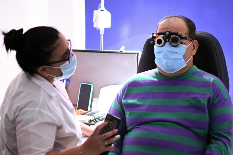 Un paciente recibe tratamiento ocular en el Hospital Oftalmológico en Villa Nueva. Foto:  Alex Cruz/EFE.
