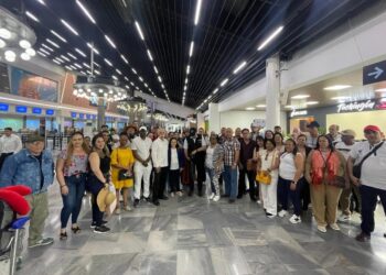Médicos cubanos momentos antes de regresar a la isla desde el aeropuerto de San Pedro Sula. Foto: X Embacubahondura