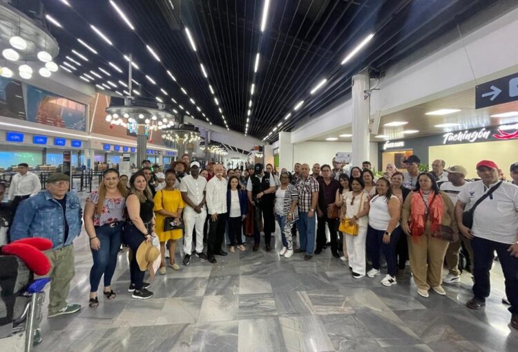 Médicos cubanos momentos antes de regresar a la isla desde el aeropuerto de San Pedro Sula. Foto: X Embacubahondura