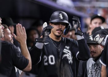 El cubano Miguel Antonio Vargas, de los Medias Blancas de Chicago, celebra después de su jonrón contra los Marlins de Miami, el 30 de marzo de 2026. Foto: Cristóbal Herrera-Ulashekevich / EFE.