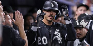 El cubano Miguel Antonio Vargas, de los Medias Blancas de Chicago, celebra después de su jonrón contra los Marlins de Miami, el 30 de marzo de 2026. Foto: Cristóbal Herrera-Ulashekevich / EFE.