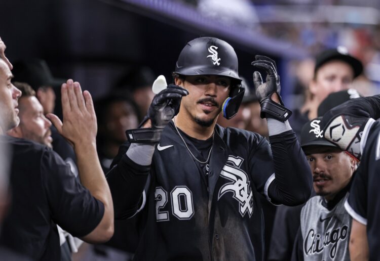 El cubano Miguel Antonio Vargas, de los Medias Blancas de Chicago, celebra después de su jonrón contra los Marlins de Miami, el 30 de marzo de 2026. Foto: Cristóbal Herrera-Ulashekevich / EFE.