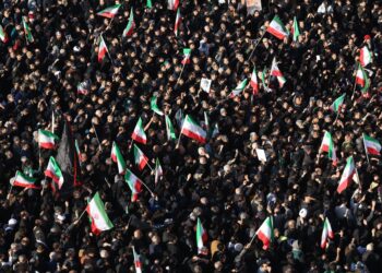 Una multitud se reúne en la Plaza de la Revolución de Teherán para llorar la muerte del líder supremo Alí Jamenei. Foto: Abedin Taherkenareh / EFE.