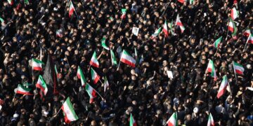 Una multitud se reúne en la Plaza de la Revolución de Teherán para llorar la muerte del líder supremo Alí Jamenei. Foto: Abedin Taherkenareh / EFE.