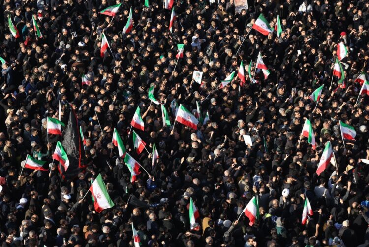 Una multitud se reúne en la Plaza de la Revolución de Teherán para llorar la muerte del líder supremo Alí Jamenei. Foto: Abedin Taherkenareh / EFE.