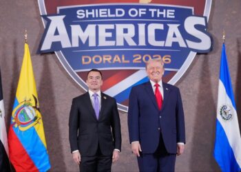 Noboa junto a su homólogo de EE.UU., Donald Trump, en Miami. Foto: EFE/ @DanielNoboaOk /SOLO USO EDITORIAL/ SOLO DISPONIBLE PARA ILUSTRAR LA NOTICIA QUE ACOMPAÑA (CRÉDITO OBLIGATORIO)