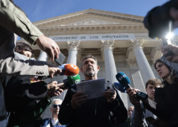 Oscar Camps, fundador y director de Open Arms, presenta "Rumbo a Cuba", una flotilla de ayuda humanitaria impulsada por organizaciones sociales, sindicales y políticas, frente al Congreso de los Diputados, en Madrid, el 19 de marzo de 2026. Foto: Marcos Villaoslada / EFE.