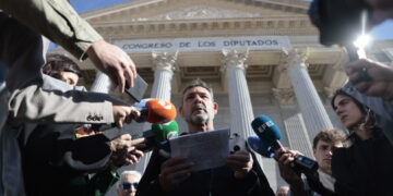 Oscar Camps, fundador y director de Open Arms, presenta "Rumbo a Cuba", una flotilla de ayuda humanitaria impulsada por organizaciones sociales, sindicales y políticas, frente al Congreso de los Diputados, en Madrid, el 19 de marzo de 2026. Foto: Marcos Villaoslada / EFE.