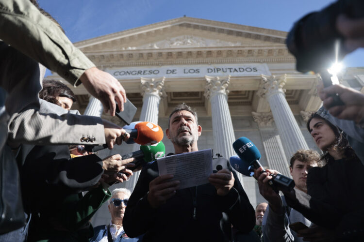 Oscar Camps, fundador y director de Open Arms, presenta "Rumbo a Cuba", una flotilla de ayuda humanitaria impulsada por organizaciones sociales, sindicales y políticas, frente al Congreso de los Diputados, en Madrid, el 19 de marzo de 2026. Foto: Marcos Villaoslada / EFE.