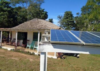 Paneles solares junto a una vivienda campesina en Cuba. Foto: Ronald Suárez Rivas / Granma.