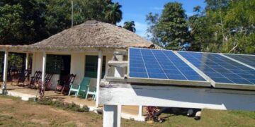 Paneles solares junto a una vivienda campesina en Cuba. Foto: Ronald Suárez Rivas / Granma.