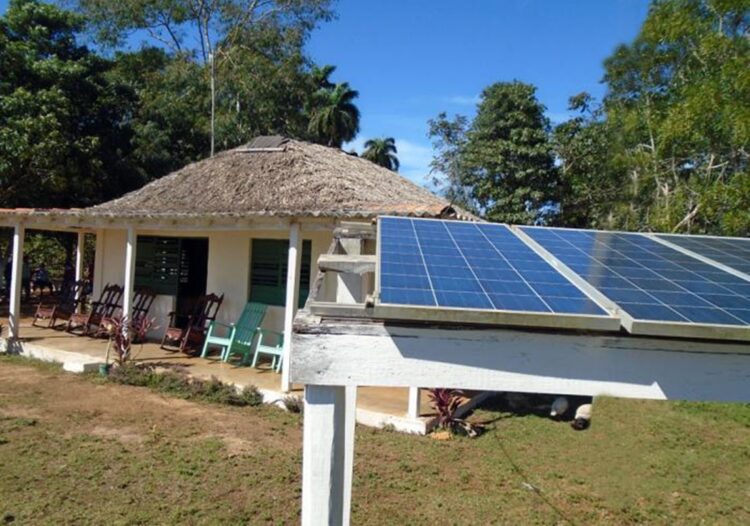 Paneles solares junto a una vivienda campesina en Cuba. Foto: Ronald Suárez Rivas / Granma.