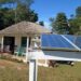 Paneles solares junto a una vivienda campesina en Cuba. Foto: Ronald Suárez Rivas / Granma.