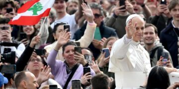 El papa León XIV es saludado por los fieles católicos a su llegada a la Plaza de San Pedro, en el Vaticano. Foto: Ettore Ferrari / EFE / Archivo.