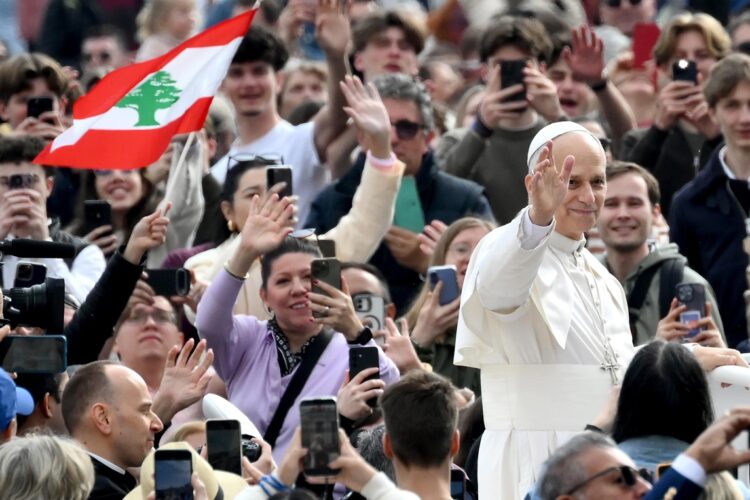 El papa León XIV es saludado por los fieles católicos a su llegada a la Plaza de San Pedro, en el Vaticano. Foto: Ettore Ferrari / EFE / Archivo.