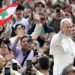 El papa León XIV es saludado por los fieles católicos a su llegada a la Plaza de San Pedro, en el Vaticano. Foto: Ettore Ferrari / EFE / Archivo.
