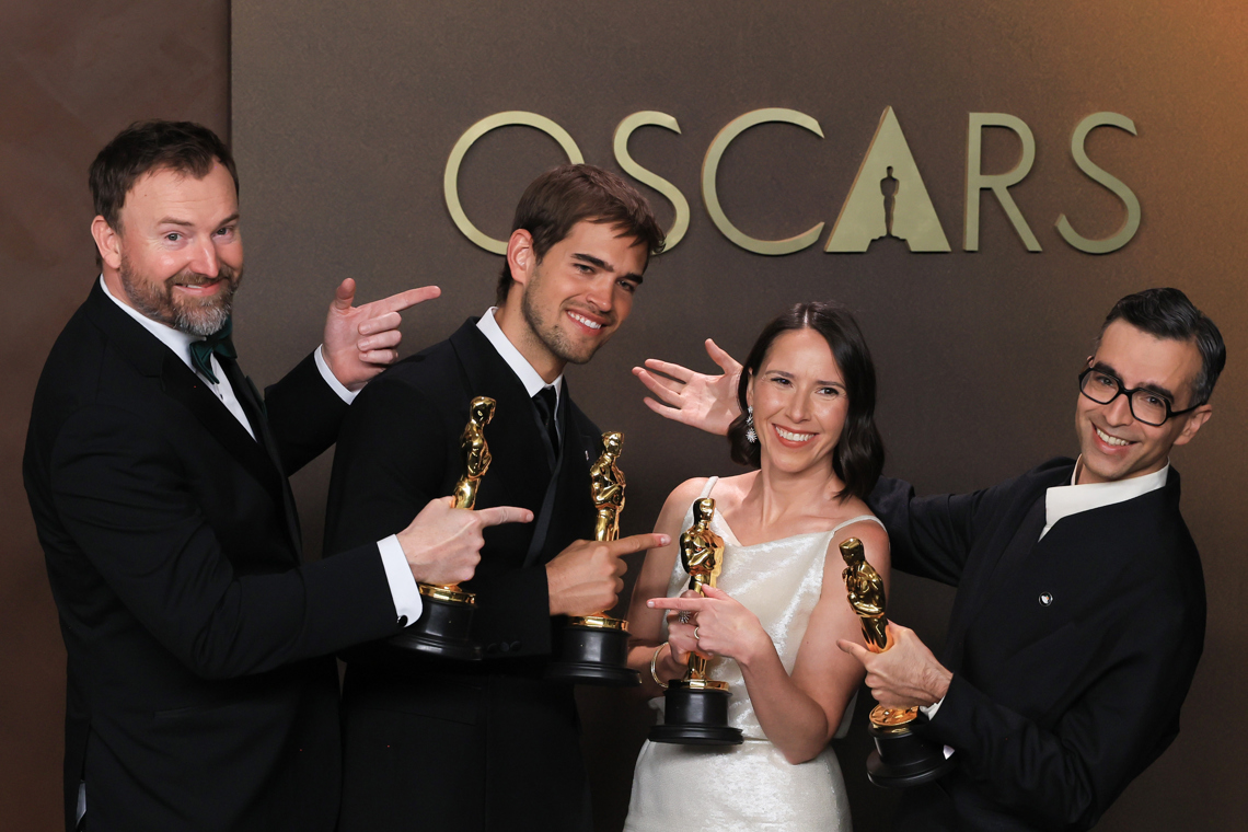 Desde la izquierda: Jack Piatt, Sam A. Davis, Natalie Musteata y Alexandre Singh posan con la estatuilla a mejor corto por 'The Singers' y 'Two People Exchanging Saliva' en la ceremonia 98º de los premios Óscar, en Los Ángeles, EE.UU. Foto: Armando Arorizo / EFE.