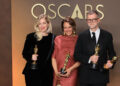 Sara Murphy (i) y Paul Thomas Anderson (d) posan con la estatuilla a mejor película por 'One Battle After Another' junto a Carmen Ruiz de Huidobro en la ceremonia 98º de los premios Óscar, en Los Ángeles, EE.UU. Foto: Armando Arorizo / EFE.