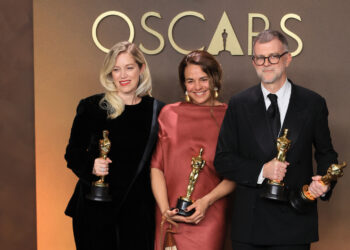 Sara Murphy (i) y Paul Thomas Anderson (d) posan con la estatuilla a mejor película por 'One Battle After Another' junto a Carmen Ruiz de Huidobro en la ceremonia 98º de los premios Óscar, en Los Ángeles, EE.UU. Foto: Armando Arorizo / EFE.