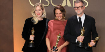 Sara Murphy (i) y Paul Thomas Anderson (d) posan con la estatuilla a mejor película por 'One Battle After Another' junto a Carmen Ruiz de Huidobro en la ceremonia 98º de los premios Óscar, en Los Ángeles, EE.UU. Foto: Armando Arorizo / EFE.