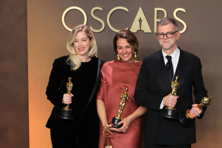 Sara Murphy (i) y Paul Thomas Anderson (d) posan con la estatuilla a mejor película por 'One Battle After Another' junto a Carmen Ruiz de Huidobro en la ceremonia 98º de los premios Óscar, en Los Ángeles, EE.UU. Foto: Armando Arorizo / EFE.