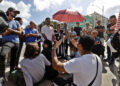 Estudiantes participan en una protesta por los efectos de los apagones y la falta de conectividad en la educación, en la escalinata de Universidad de La Habana, la semana pasada. Foto:  Ernesto Mastrascusa/EFE.
