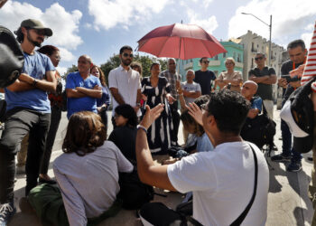 Estudiantes participan en una protesta por los efectos de los apagones y la falta de conectividad en la educación, en la escalinata de Universidad de La Habana, la semana pasada. Foto:  Ernesto Mastrascusa/EFE.