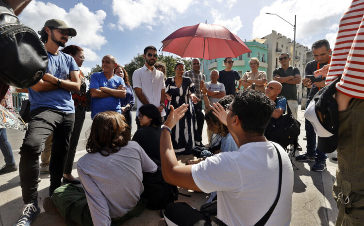 Estudiantes participan en una protesta por los efectos de los apagones y la falta de conectividad en la educación, en la escalinata de Universidad de La Habana, la semana pasada. Foto:  Ernesto Mastrascusa/EFE.