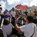 Estudiantes participan en una protesta por los efectos de los apagones y la falta de conectividad en la educación, en la escalinata de Universidad de La Habana, la semana pasada. Foto:  Ernesto Mastrascusa/EFE.