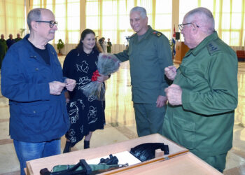 El Gobierno cubano entregó un fusil AKM a Silvio Rodríguez "en justo reconocimiento a su patriótica disposición de empuñar las armas para defender la Patria ante cualquier agresión" de Estados Unidos a la isla. Foto: EFE/ Estudio Revolución.