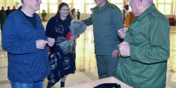 El Gobierno cubano entregó un fusil AKM a Silvio Rodríguez "en justo reconocimiento a su patriótica disposición de empuñar las armas para defender la Patria ante cualquier agresión" de Estados Unidos a la isla. Foto: EFE/ Estudio Revolución.
