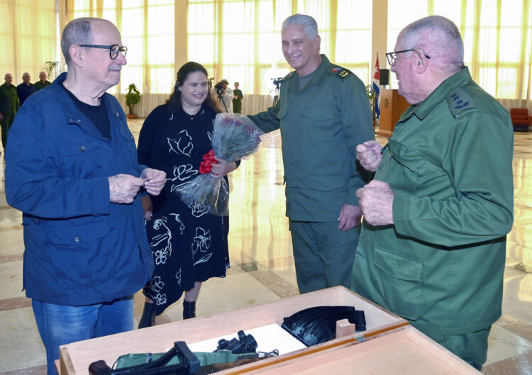 El Gobierno cubano entregó un fusil AKM a Silvio Rodríguez "en justo reconocimiento a su patriótica disposición de empuñar las armas para defender la Patria ante cualquier agresión" de Estados Unidos a la isla. Foto: EFE/ Estudio Revolución.