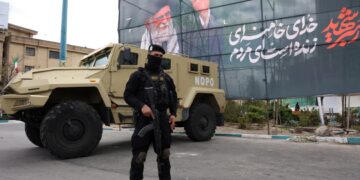 Un miembro de las fuerzas de seguridad iraníes junto a una pancarta de Ali Khameneí. Foto: ABEDIN TAHERKENAREH/EFE/EPA.
