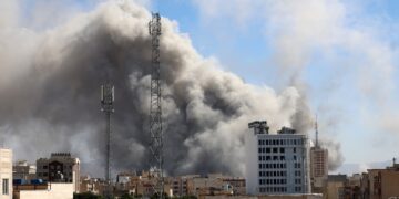 Columna de humo se eleva en el centro de Teherán tras ataques de Israel como parte de una operación militar conjunta con Estados Unidos que continúa por segundo día, después de que Irán lanzara ataques en represalia. Foto: EFE/EPA/ABEDIN TAHERKENAREH