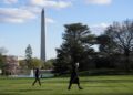 Trump caminando por los jardines de la Casa Blanca este 23 de marzo. Foto: YURI GRIPAS/EFE/EPA.
