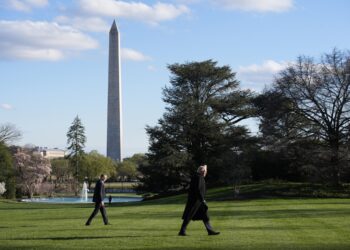 Trump caminando por los jardines de la Casa Blanca este 23 de marzo. Foto: YURI GRIPAS/EFE/EPA.