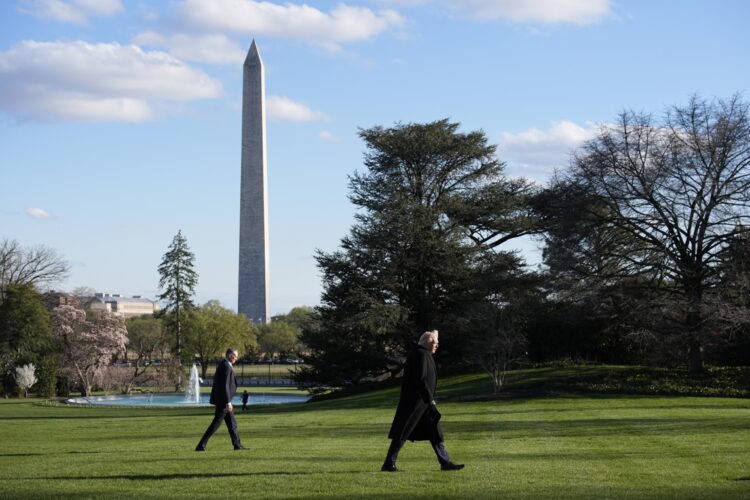 Trump caminando por los jardines de la Casa Blanca este 23 de marzo. Foto: YURI GRIPAS/EFE/EPA.
