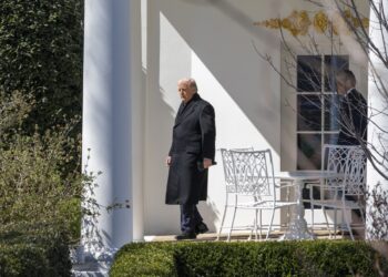 El presidente de Estados Unidos, Donald Trump, sale del Despacho Oval para abordar el helicóptero Marine One en el jardín sur de la Casa Blanca, en Washington DC., EE.UU. Foto: Shawn Thew / EFE / EPA.