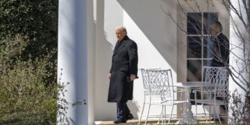 El presidente de Estados Unidos, Donald Trump, sale del Despacho Oval para abordar el helicóptero Marine One en el jardín sur de la Casa Blanca, en Washington DC., EE.UU. Foto: Shawn Thew / EFE / EPA.