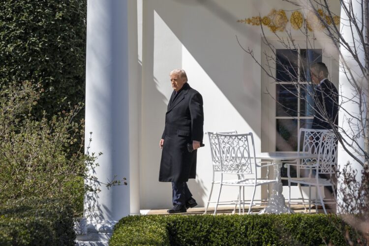 El presidente de Estados Unidos, Donald Trump, sale del Despacho Oval para abordar el helicóptero Marine One en el jardín sur de la Casa Blanca, en Washington DC., EE.UU. Foto: Shawn Thew / EFE / EPA.
