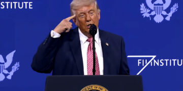 Captura de video de una transmisión de La Casa Blanca del presidente de Estados Unidos, Donald Trump, hablando en el foro FII Priority en Miami, el 27 de marzo de 2026. Foto: La Casa Blanca / EFE.