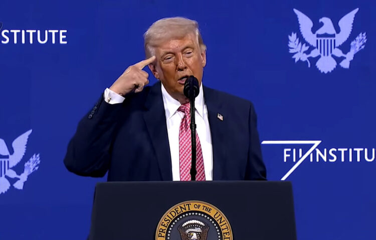 Captura de video de una transmisión de La Casa Blanca del presidente de Estados Unidos, Donald Trump, hablando en el foro FII Priority en Miami, el 27 de marzo de 2026. Foto: La Casa Blanca / EFE.