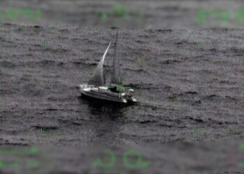 Imagen de una de las embarcaciones localizadas por la marina de México luego de estar desaparecidas en el Caribe mientras llevaban ayuda a Cuba. Foto: @SEMAR_mx / X.