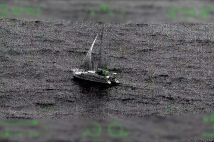 Imagen de una de las embarcaciones localizadas por la marina de México luego de estar desaparecidas en el Caribe mientras llevaban ayuda a Cuba. Foto: @SEMAR_mx / X.